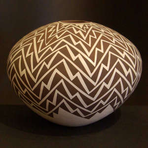 Lightning design on a black and white seed pot