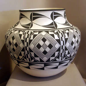 Geometric design on a black and white olla