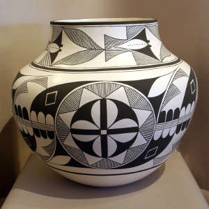 Medallion and geometric design on a black and white olla