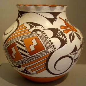 Parrots and geometric design on a polychrome jar with a pie crust rim