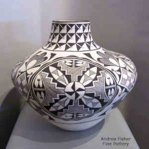 4-panel medallion and geometric design on a black and white jar