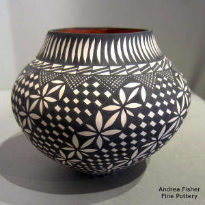 Swirl geometric design on a black and white jar