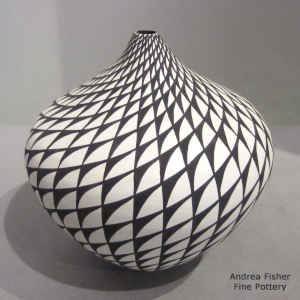 Spiral mesa design on a black and white tear drop jar