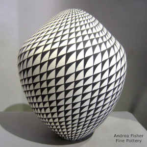 Spiral mesa geometric design on a black and white seed pot