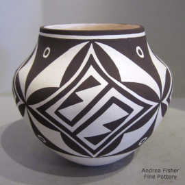 4-panel geometric design on a black-on-white jar
