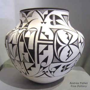 4-panel geometric design on a black and white jar