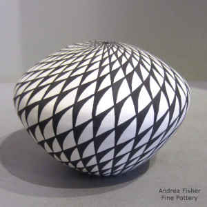 Spiral mesa geometric design on a black and white seed pot