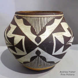 4-panel geometric design on a polychrome jar