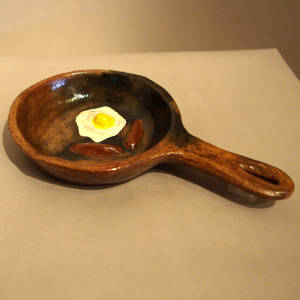 Ceramic frying pan with eggs and bacon