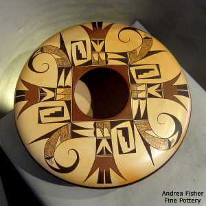 Four-direction bird element and geometric design on a low-shoulder polychrome jar