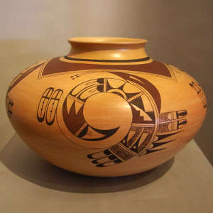 Four direction bird element design on a polychrome jar