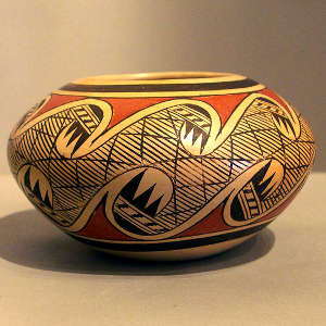 Migration pattern design on a polychrome jar