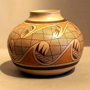 Migration pattern design on a polychrome jar