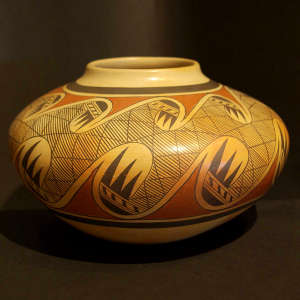 Migration pattern design on a polychrome jar