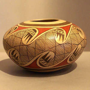 Migration pattern design on a polychrome jar
