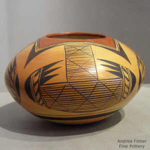 Migration pattern design on a polychrome jar