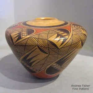 Migration pattern design on a flat-top polychrome jar
