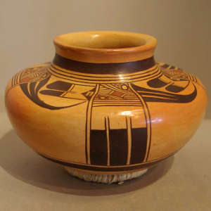 Four direction bird element design on a polychrome jar