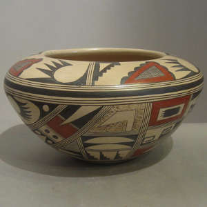 Sikyatki shard design on a polychrome tanware jar