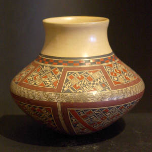 Fine shard design on a polychrome jar