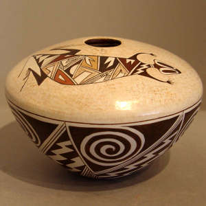 Lizard on top and lightning bolt and Tularosa spiral design below on a Polychrome jar
