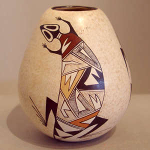 Lizard and shard design on a polychrome jar
