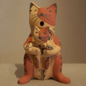 One kitten on a cat stortyteller