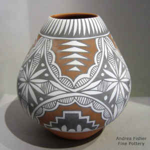 4-panel geometric design on a polychrome jar