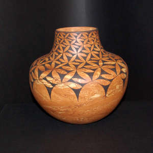 Migration pattern design on a Mixed clay pot