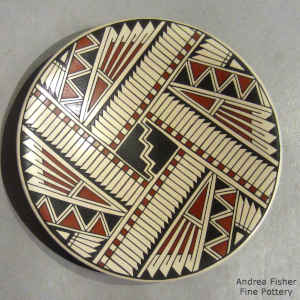 Geometric design on a polychrome plate