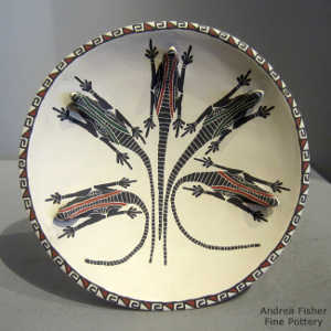 Sgraffito, painted and raised lizard design on a self-standing polychrome plate