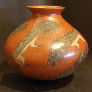 Paquimé-style lizard design on a polychorme jar
