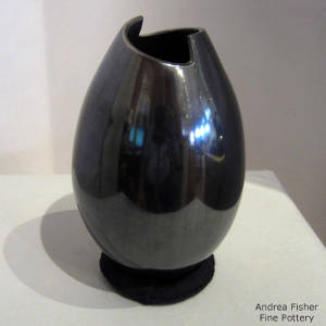 Organic opening on a polished black jar