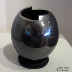 Organic opening on a black jar