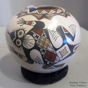 Lizard and geometric design on a polychrome jar with a triangular opening