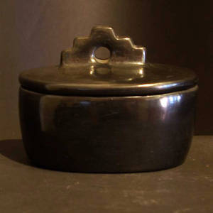 Kiva step lid on an oval black box