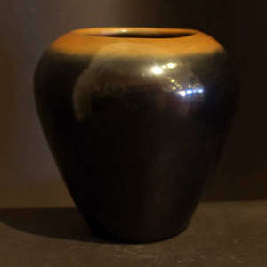 Sienna rim on a plain black jar