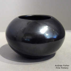 Polshed black jar