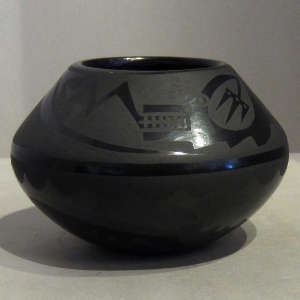 Avanayu design on a black on black jar