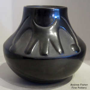 Eagletail design carved into a black jar