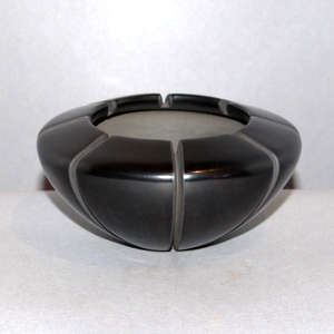 Melon design carved in a polished black bowl
