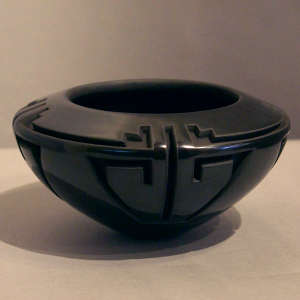 Four-direction geometric design carved in a polished black bowl