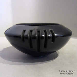 4-direction geometric design carved into a black bowl
