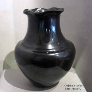 Bear paw imprints and a pie crust rim on a double-shouldered black water jar