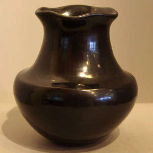 Fluted rim on a polished black jar