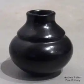 Double-shouldered miniature black jar
