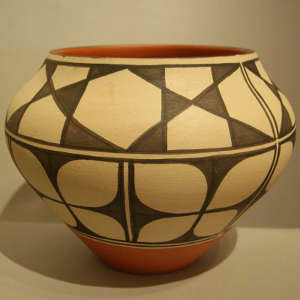 Geometric design on a polychrome olla