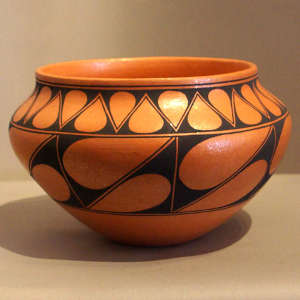 Raindrop geometric design on an orange micaceous jar