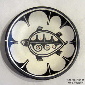 Turtle and geometric design on a polychrome plate