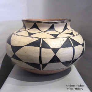 Polychrome jar with a geometric design